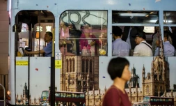 Un tramway décoré avec des photos du Parlement britannique, le 24 mai 2017 dans une rue de Hong Kong