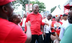 Le président élu du Mozambique Daniel Chapo célèbre sa victoire électorale, à Maputo le 23 décembre 2024