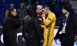 Le gardien de l'OL Anthony Lopez (c) parle aux supporters à la fin du match de C1 contre Leipzig pollué par des incidents, le 10 décembre 2019 à Décines-Charpieu
