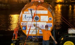 Jean-Jacques Savin à cÎté de son tonneau, à bord d'un remorqueur, à son arrivée à Fort-de-France, le 9 mai 2019 en Martinique