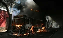Un bus incendié vraisemblablement par des trafiquants de drogue, lors d'une opération de police à Rio de Janeiro, le 18 mars 2026 au Brésil