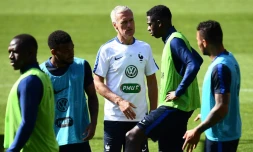Le sélectionneur des Bleus Didier Deschamps dirige l'entraînement de son équipe au Roazhon Park, le 1er juin 2017