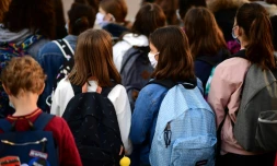 Sur cette photo d'archive prise le 01 septembre 2020, des élèves portant des masques de protection font leur rentrée au collège Françoise-Giroud à Vincennes, à l'est de Paris, sur fond d'épidémie de Covid-19