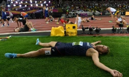 Kevin Mayer explose de joie après la dernière épreuve du décathlon, le 1500 m, aux Mondiaux de Londres, le 12 août 2017
