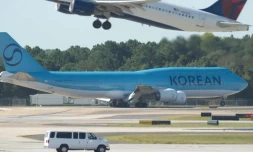 Image tirée d'une vidéo de l'AFP montrant un Boeing affrété par Korean Air, en provenance de Séoul, sur le tarmac de l'aéroport d'Atlanta, en Géorgie, le 10 septembre 2025
