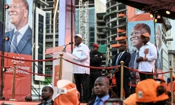 Le président sortant et candidat à la présidentielle de samedi en CÎte d'Ivoire, Alassane Ouattara, lors d'un meeting à Abidjan le 23 octobre 2025