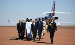 François Hollande (C), le Premier ministre malien Modibo Keita (3e D), le ministre français de la Défense Jean-Yves Le Drian (G), le 13 janvier 2017 lors de la visite aux troupes de l'opération antiterroriste Barkhane à Gao, dans le nord du Mali