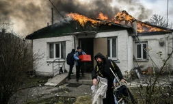 Des personnes sortent des affaires d'une maison en feu après un bombardement russe à Irpin, en Ukraine, le 4 mars 2022