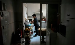 Pamela Ponce dans la cuisine de son appartement qu'elle ne peut plus chauffer en raison du prix trop élevé de l'électricité, le 26 janvier 2022 à Madrid