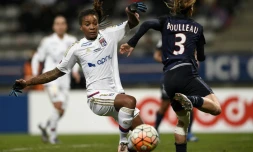 Elodie Thomis, attaquante de Lyon, et Laure Boulleau, défenseure du Paris SG, le 5 février 2016 au stade Charléty de Paris