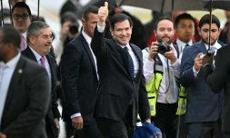 Le secrétaire d'Etat américain Marco Rubio lève le pouce à son arrivée à l'aéroport international Felipe Ángeles à Mexico le 2 septembre 2025 au début d'une visite au Mexique