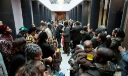 Des familles ont investi, le 30 octobre 2009, à l'appel de Droit au Logement (DAL), la chambre nationale des huissiers à Paris, avant la trêve hivernale des expulsions.