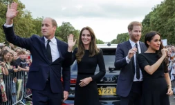 Le prince William, la princesse Catherine, le prince Harry et sa femme Meghan, duchesse de Sussex, saluent la foule au château de Windsor, le 10 septembre 2022