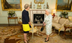 Theresa May au Buckingham Palace avec Elizabeth II avant d'être officiellement investie comme Premier ministre britannique et chargée par la reine de former le nouveau gouvernement, le 13 juillet 2016