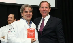 Le chef Gabriel Kreuther et le directeur international des guides Michelin, Michael Ellis, le 30 septembre 2015 à New York