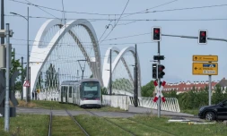 Un tramway venant de France arrive à Kehl, en Allemagne, le 15 juin 2020, avec la réouverture des frontiÚres