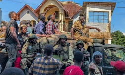 Des habitants de Bukavu aux côtés de combattants du M23 le 16 février 2025
