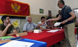Un citoyen du Monténégro vote lors de législatives anticipées, le 11 juin 2023 à Podgorica 