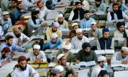 Des étudiants assistent à un cours à l'école coranique Darul Uloom Haqqania, le 19 octobre 2020 à Akora khattak, au Pakistan