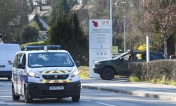 Un véhicule militaire stationne près de l'hôpital Emile-Muller à Mulhouse le 19 mars 2020, où doit être installé un hôpital militaire de campagne