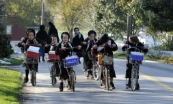 Des fillettes amish, une communauté vivant de façon simple et à l'écart de la vie moderne, à Leola, en Pennsylvanie, le 1er novembre 2011