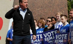 Le Premier ministre britannique David Cameron en campagne pour le maintien du pays dans l'UE Ă  Witney, en Angleterre, le 14 mai 2016