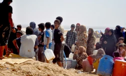 Des syriens de Deir Ezzor, dernière province contrôlée quasi-totalement par le groupe Etat islamique, où l'EI a récemment imposé l'enrôlement obligatoire, dans un camp de déplacés près d'Aricha, le 13 août 2017 