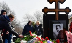 Lioudmila Navalnaïa (avec les lunettes) sur sur la tombe de son fils Alexeï au cimetière de Borisovo, dans le sud de Moscou, le 2 mars 2024