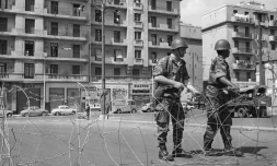 Des soldats ont procédé au bouclage du quartier européen d'Alger du "Champ de manoeuvres" et montent la garde devant les barbelés posés pour isoler le quartier le 04 mai 1962, après la signature des accords d'Evian
