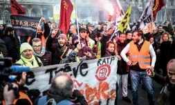 Des agents de la RATP manifestent près de la Gare de l'Est, le 26 décembre 2019 à Paris, au 22e jour de grève contre la réforme des retraites