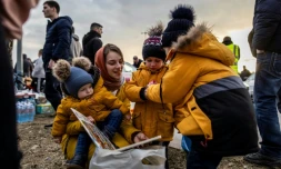 Des réfugiés Ukrainiens arrivent à Medyka, à la frontiÚre polonaise, le 26 février 2022