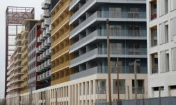 Les nouveaux bùtiments du village olympique à Saint-Denis prÚs de Paris, inaugurés le 29 février 2024, recourent à l'utilisation de matériaux biosourcés comme le bois afin de servir de modÚle sur la réduction de l'empreinte écologique de la construction