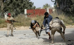 Des combattants loyaux au gouvernement d'union nationale (GNA) affrontent les forces du maréchal Khalifa Haftar, dans la banlieue sud de la capitale libyenne Tripoli, le 20 avril 2019
