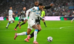 L'attaquant de l'OM Pierre-Emerick Aubameyang au duel avec le défenseur d'Angers Ousmane Camara, à Marseille, le 31 octobre 2025