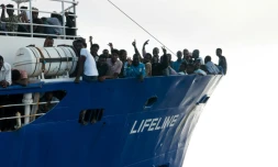 Des migrants à bord du Lifeline le 21 juin 2018 après avoir été secourus au large de la Libye par le navire de l'ONG allemande. Photo fournie par l'ONG le 22 juin 2018. AFP PHOTO / MISSION LIFELINE

