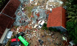 Vue aérienne de Carita après le passage du tsunami le 23 décembre 2018 en Indonésie