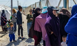 Des femmes, épouses de combattants présumés du groupe État islamique (EI), au camp Al-Roj, où sont détenus des proches de membres présumés de l'EI, le 28 mars 2021 dans la province de Hassakah, au nord-est de la Syrie