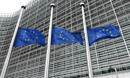 La Commission veut faire adopter cette proposition Ă "la majoritĂ© qualifiĂ©e inversĂ©e", qui impose de rĂ©unir un nombre d'Etats membres totalisant au moins 255 voix pour rejeter la recommandation, ce qui est trĂšs difficileÂ