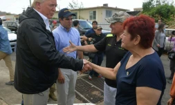 Donald Trump rencontre des sinistrés de l'ouragan Maria à Guaynabo, le 3 octobre 2017 à Porto Rico