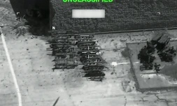 Cette capture d'écran prise le 22 juillet 2026 depuis une vidéo fournie par le Central Command (CENTCOM) américain le 21 juillet 2026 montre les Etats-Unis lançant des frappes de précision sur des cibles militaires iraniennes, selon l'armée. 