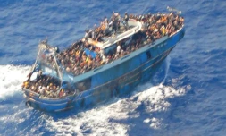 Image diffusée par les garde-côtes grecs le 14 juin 2023 d'une vue aérienne prise depuis un hélicoptère de sauvetage d'un bateau de migrants au large de la péninsule du Péloponnèse, le 13 juin 2023
