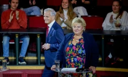 La Première ministre de centre droit Erna Solberg et le leader travailliste Jonas Gahr Store (g), lors d'un meeting avant les élections législatives, le 2 septembre 2021 à Trondheim, en Norvège