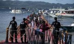Des touristes arrivent sur l'île de Boracay, le 26 octobre 2018 aux Philippines