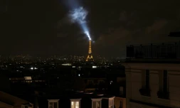 La Tour Eiffel, à Paris, pendant le couvre-feu instauré face à la pandémie de coronavirus, le 20 octobre 2020