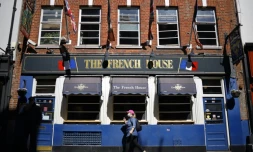La devanture du pub The French House, le 5 mai 2020 Ă Londres