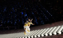 Deux hockeyeuses, l'une du Nord, l'autre du Sud, main dans la main montent vers la vasque olympique lors de la cérémonie d'ouverture des JO-2018, le 9 février 2018 à Pyeongchang