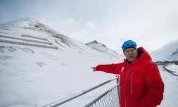 Tor Selnes, survivant d'une avalanche en 2015, sur le nouveau mur anti-avalanche de Longyearbyen, dans l'archipel du Svalbard, au nord de la Norvège, le 9 mai 2022