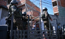 Militaires en patrouille dans la favela d'Alemao, à Rio de Janeiro, le 20 août 2018