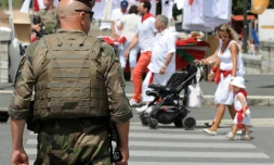 Un soldat français patrouille Ă Bayonne lors de l'ouverture de la 80e Ă©dition de la fĂȘte traditionnelle basque, le 27 juillet 2016