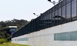 Un mur d'enceinte du centre pénitentiaire de Guyane à Cayenne, le 8 juin 2011